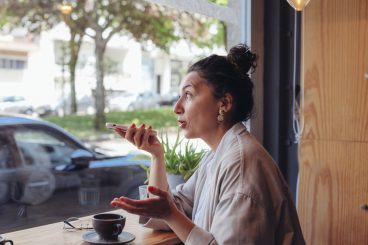 Ein sehr nerviges Phänomen: Handy-Lautsprecher im Café