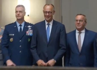 Kabinett: Stillgestanden! – Warum waren jetzt hohe NATO-Vertreter bei wichtigen deutschen Regierungsgesprächen dabei?