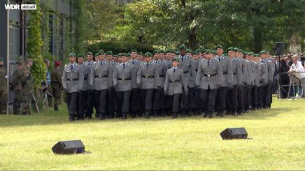Öffentliches Gelöbnis Hunderter Bundeswehrsoldaten mit Panzer vor dem Parlament: Zur Schau gestellter politischer Offenbarungseid