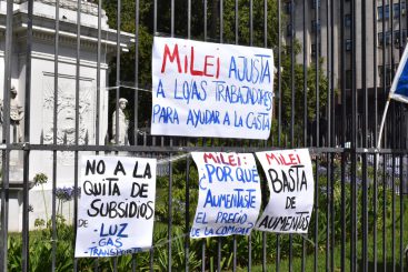 Argentinien: Opposition punktet im Kongress und auf der Straße gegen Milei