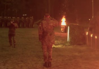 Fackeln und „Hurra!“: Bundeswehr wirbt mit ihren finsteren Ritualen