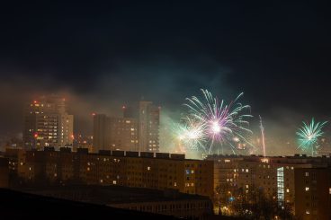 Knallfrösche und Wunderkerzen: Deutschland mit Böllerverbot, aber volles Rohr kriegstüchtig