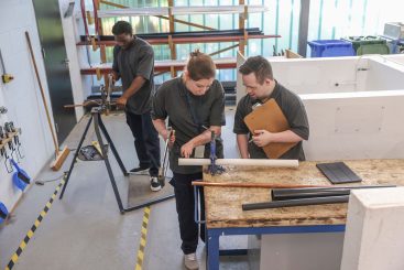 2,20 Euro Stundenlohn – Wie deutsche Unternehmer mit Inklusion exklusive Profite machen