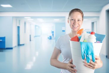 Gepflegt ausgenutzt! Schwester Yvonne wischt jetzt den Boden im OP