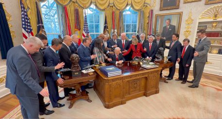 Gotteskrieger in der US-Armee: „Trump ist von Jesus gesalbt worden, um in Iran das Signalfeuer zu entzünden“