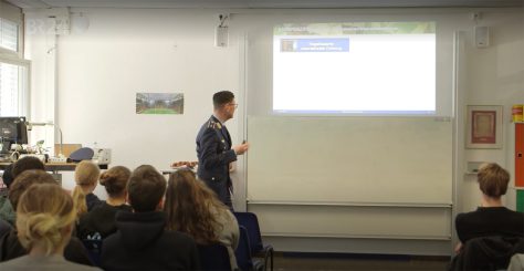 Besuche von Bundeswehroffizieren an Schulen stark gestiegen – Schulen unterstützen den Griff nach der Jugend