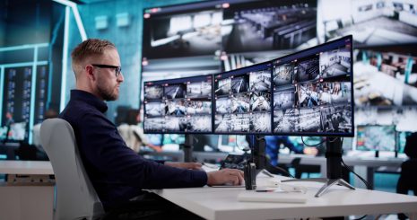 Zwischen Freiheit und Kontrolle: Wer bestimmt die Regeln der digitalen Welt?