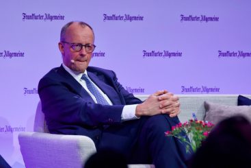 Sparen bei den Armen, Milliarden für den Krieg, aber bitte kritisieren Sie das nicht!
