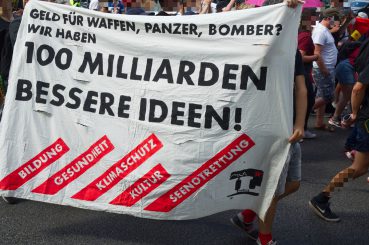Fabian Scheidler: „Europa baut den Sozialstaat ab, um einen Kriegsstaat aufzubauen“