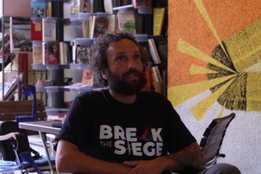 „Ich würde auch jetzt wieder auf ein Schiff steigen“ – Interview mit dem Künstler Engin Dogan über seine Erfahrungen bei der „Global Sumud Flotilla“ und israelische Folter