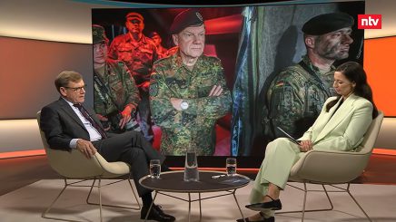 Wadephul im Flecktarn, Soldat mit Tarnfarbe im Gesicht: Beim Interview mit dem Außenminister wird ein Bild zum Zeitdokument